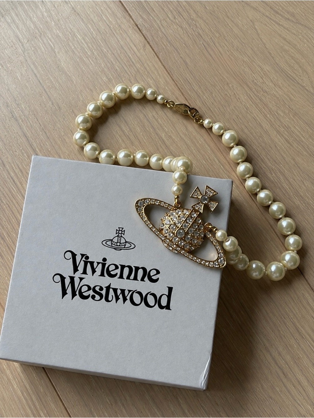 Vivienne Westwood One Row Pearl Bas Relief Choker – Gold / Cream Pearl